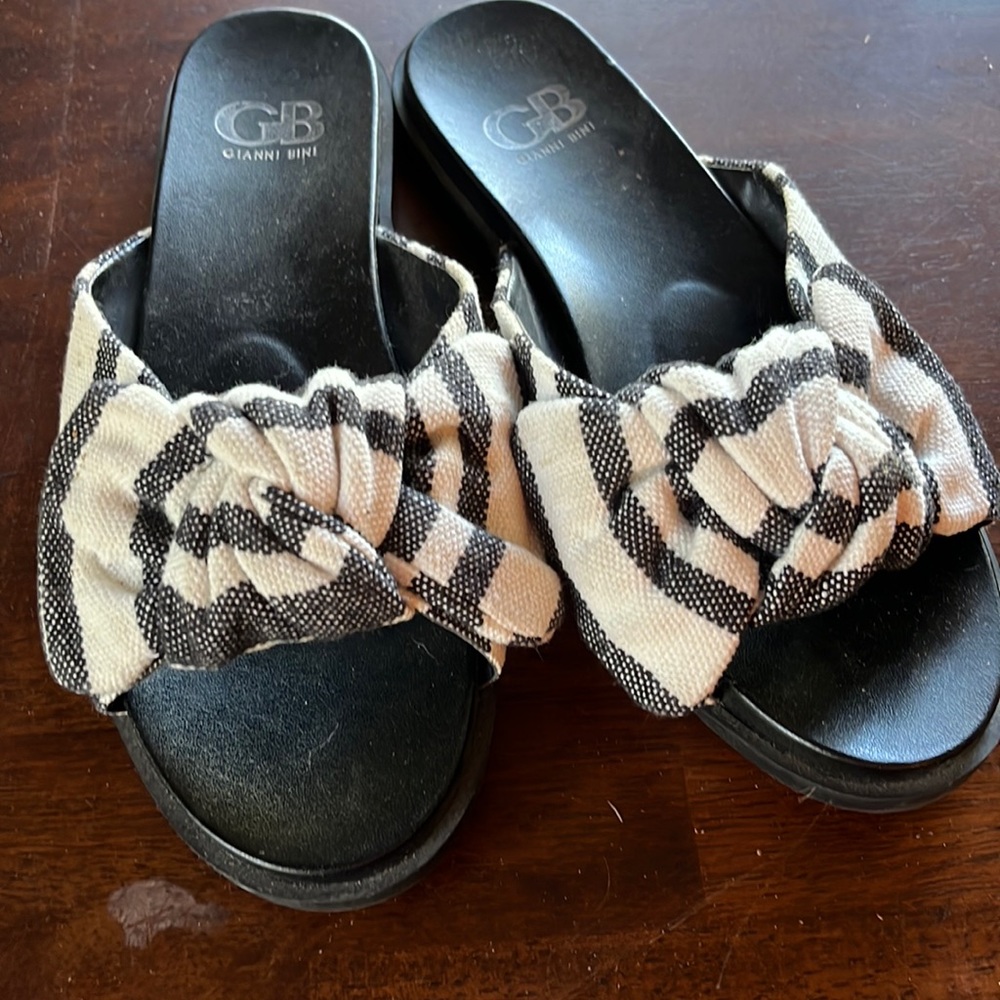 Size 8 Gianni Bini slides